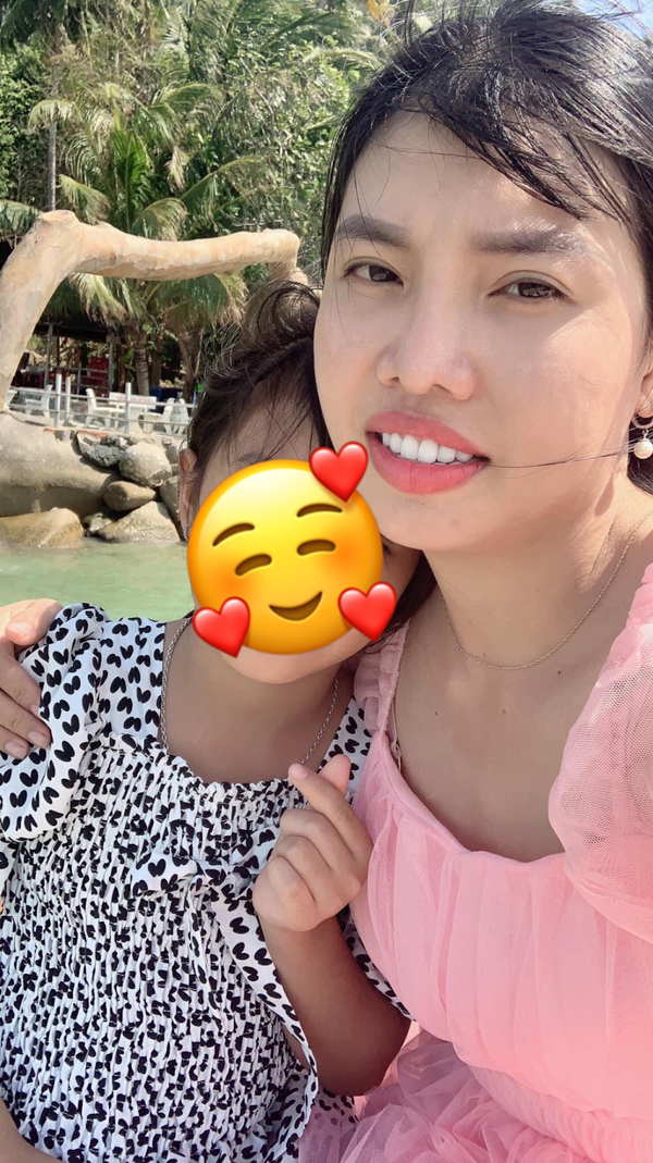 Cụ thể, trên trang Facebook của mình, hiện tượng mạng đăng tải nhiều hình ảnh đi du lịch vui vẻ bên gia đình cùng dòng trạng thái: “Lễ Tết của gia đình em. Năm mới chúc mọi người hạnh phúc, vui vẻ và bình an nha”.