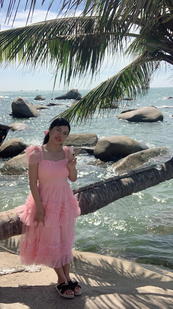 Vì mới sinh em bé được hơn 1 năm nên vóc dáng của Phượng cũng không còn được thon gọn như hồi mới chỉnh sửa.