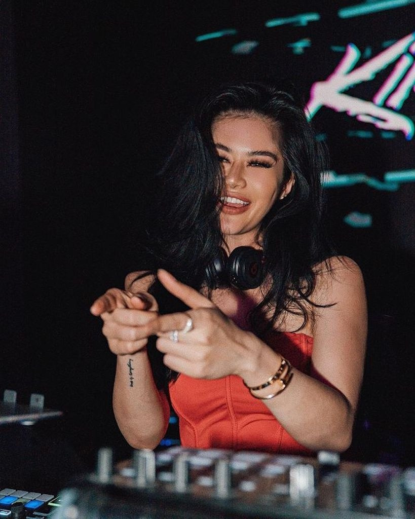 Ngôi sao 34 tuổi thường mặc bikini hoặc trang phục cắt xẻ táo bạo để khoe lợi thế hình thể.