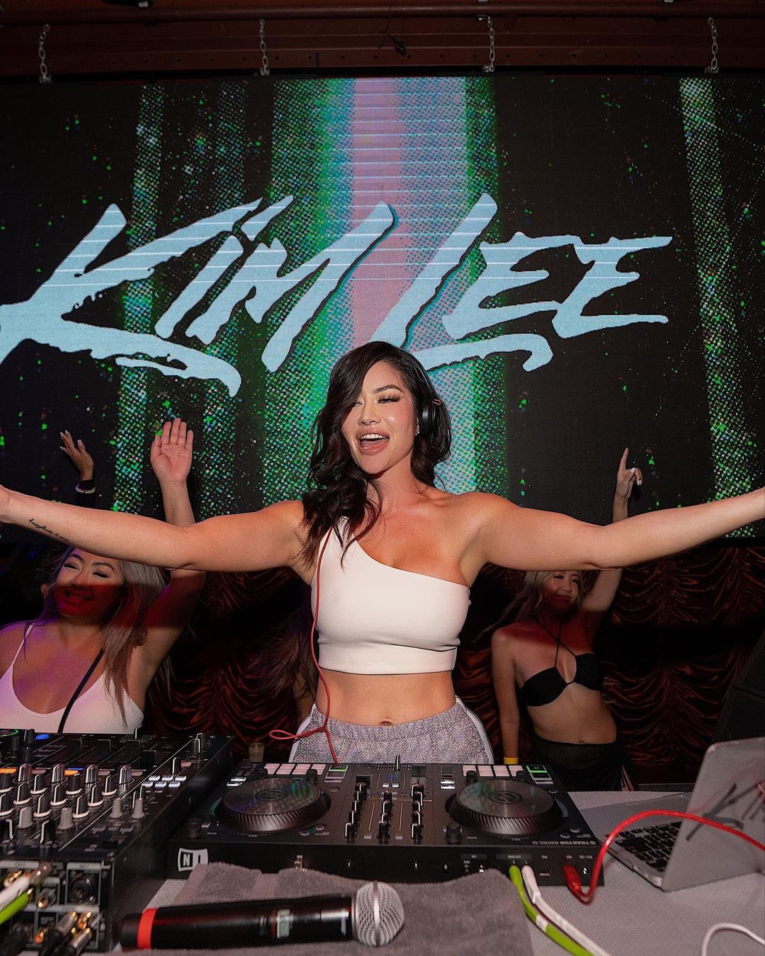 Kim Lee sinh năm 1988 là nữ DJ con lai mang 2 dòng máu Việt - Pháp. Tuy nhiên, Kim Lee lại sinh ra và lớn lên tại Mỹ.
