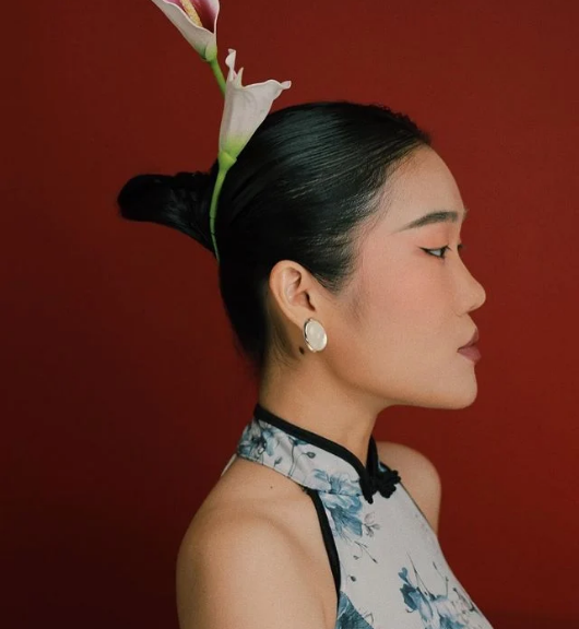 Nhìn loạt ảnh này, nhiều cư dân mạng gật gù công nhận khi chỉn chu son phấn, Lê Thụy cũng có vẻ ngoài và gương mặt ấn tượng. Ảnh: FBNV