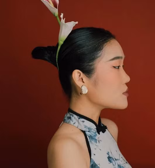 Nhìn loạt ảnh này, nhiều cư dân mạng gật gù công nhận khi chỉn chu son phấn, Lê Thụy cũng có vẻ ngoài và gương mặt ấn tượng. Ảnh: FBNV