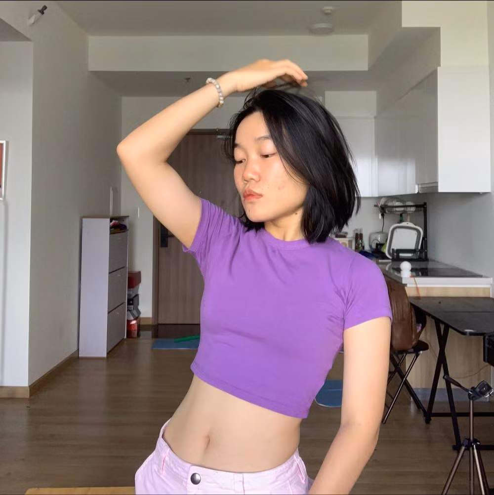 Hot TikToker gốc Sài thành cũng thường xuyên tự hào khoe thành quả trên trang cá nhân bằng trang phục ngắn, khoe vòng eo phẳng lì.