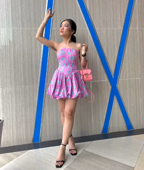 Quen mắt với hình tượng một TikToker có phần xuề xòa và giản dị. Chính vì vậy, khi cô thả dáng với các trang phục kiệm vải đều khiến fan "tròn mắt" vì body khó chê.