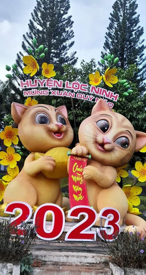 Tượng linh vật mèo huyện Lộc Ninh cũng có ngoại hình xinh xắn tương tự. Ảnh: Nguyễn Thị Ngọc Bích