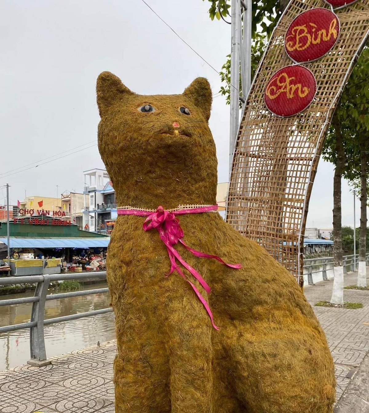 Netizen cũng được một phen phì cười với linh vật mèo của Tiền Giang. Ảnh: Theanh28 Express