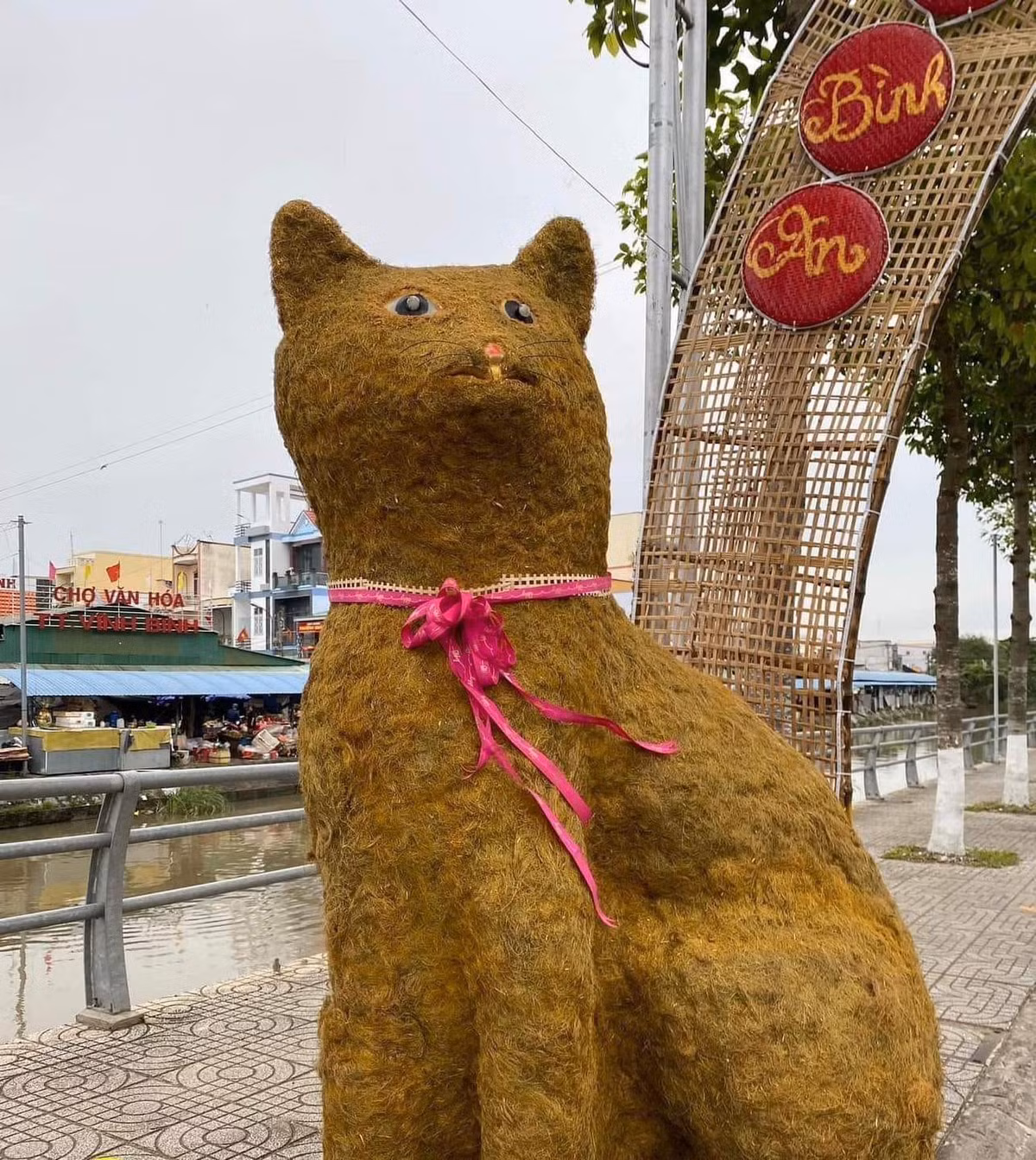 Netizen cũng được một phen phì cười với linh vật mèo của Tiền Giang. Ảnh: Theanh28 Express