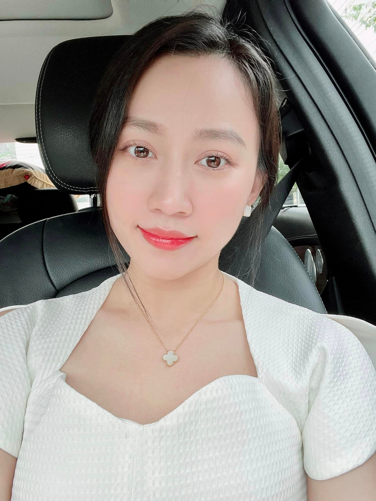 Gặp cô ngoài đời, ai cũng phải trầm trồ về sắc vóc “không phải dạng vừa” của người đẹp.