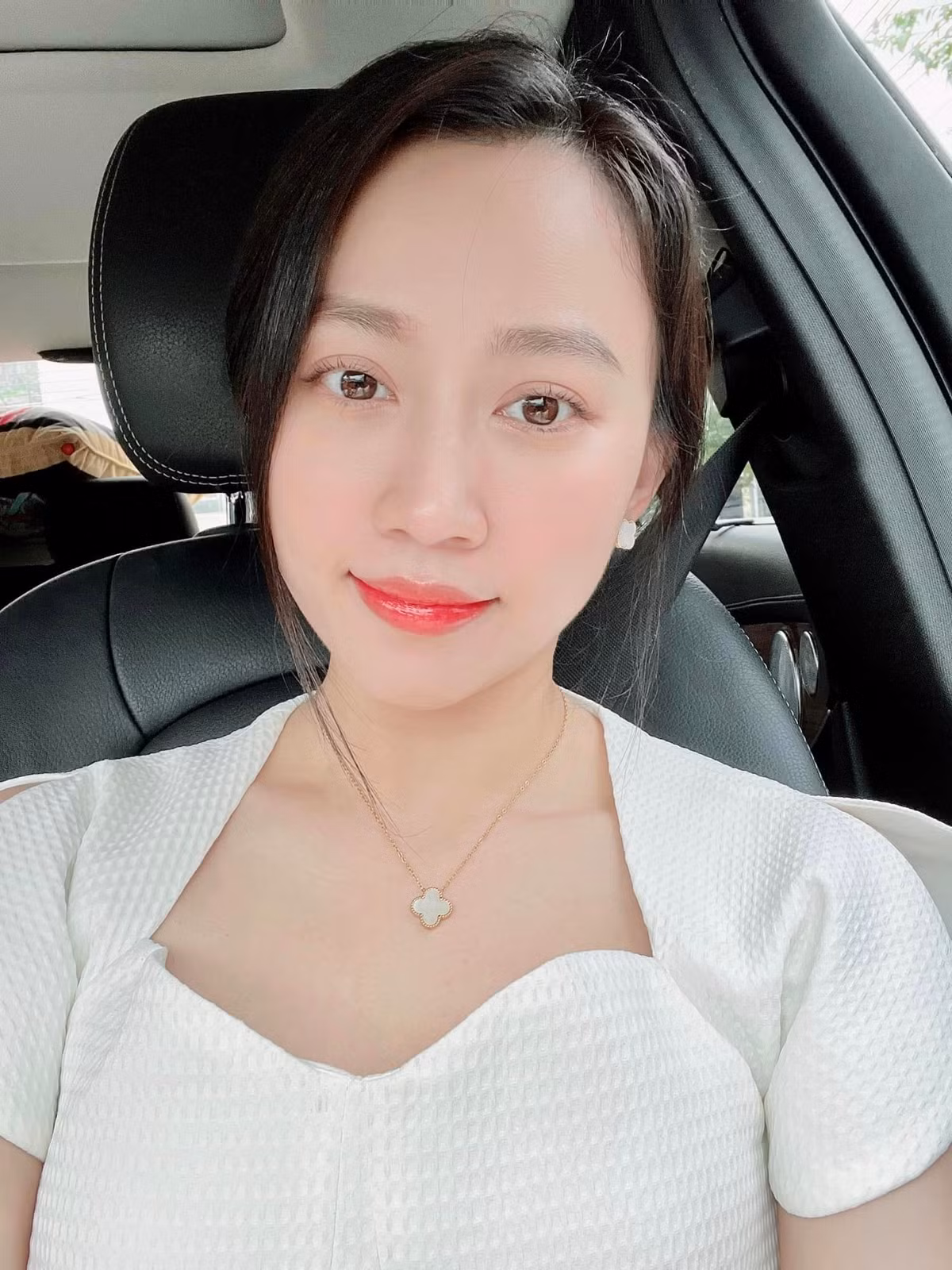 Gặp cô ngoài đời, ai cũng phải trầm trồ về sắc vóc “không phải dạng vừa” của người đẹp.