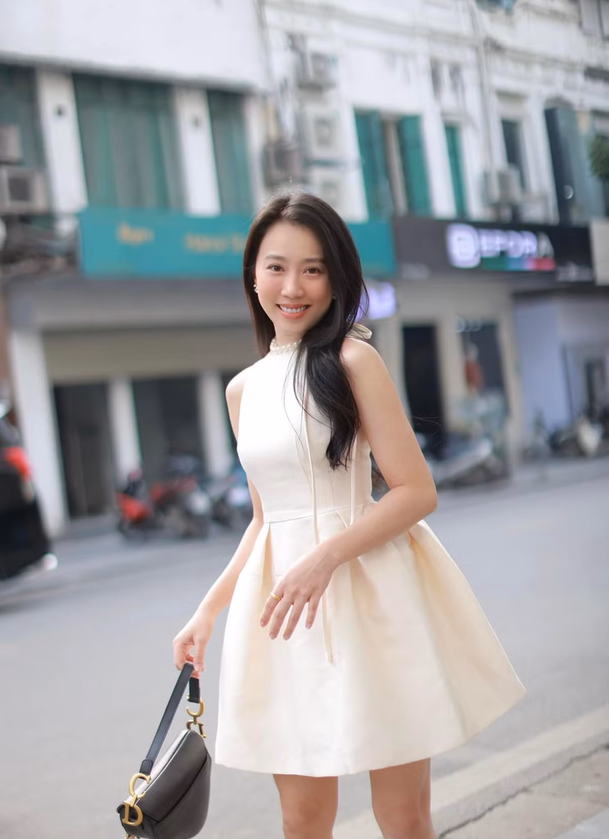 Huỳnh Hồng Loan theo đuổi phong cách nhẹ nhàng, nữ tính. Có những lần hiếm hoi diện bikini, nữ diễn viên khiến khán giả trầm trồ với vóc dáng quyến rũ.