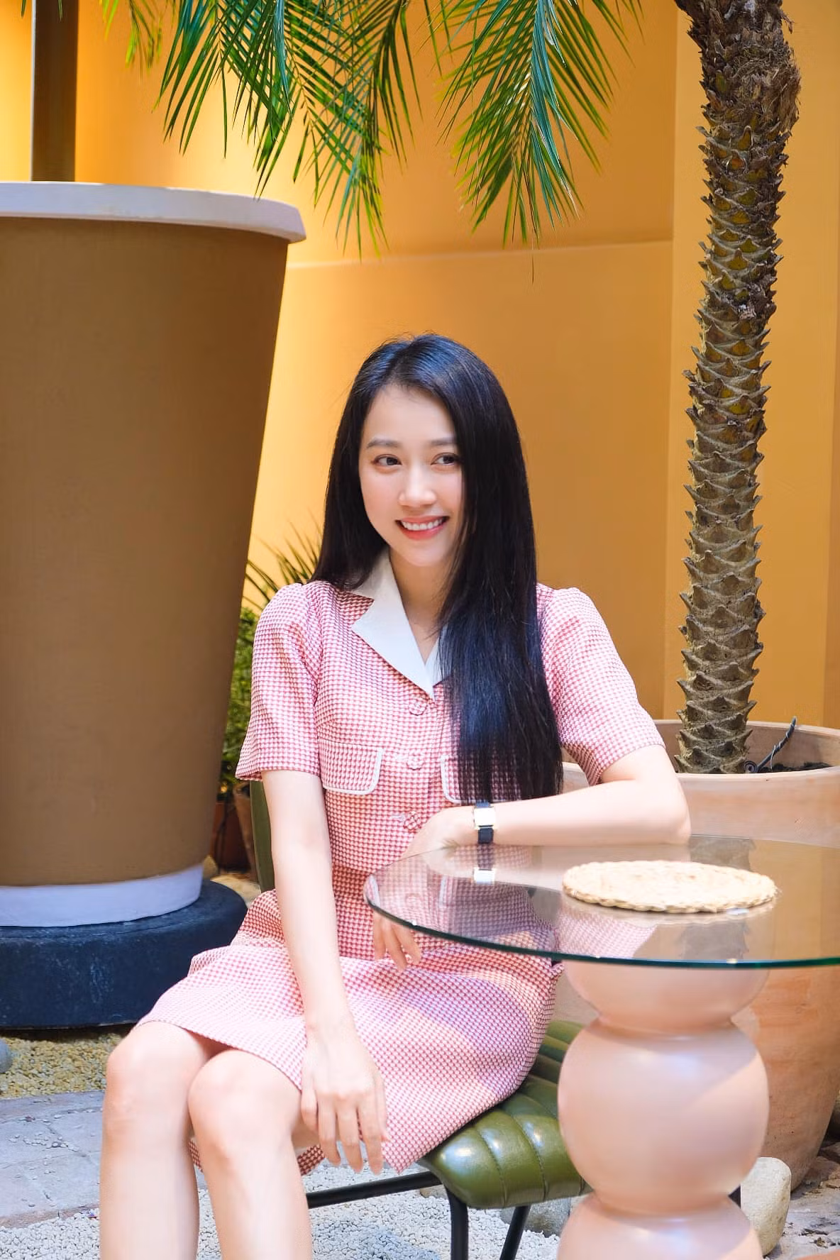 Không chỉ sở hữu gương mặt dịu dàng, xinh đẹp mà cô còn có hình thể mảnh mai, chuẩn mẫu với số đo 88- 63-90 (cm).