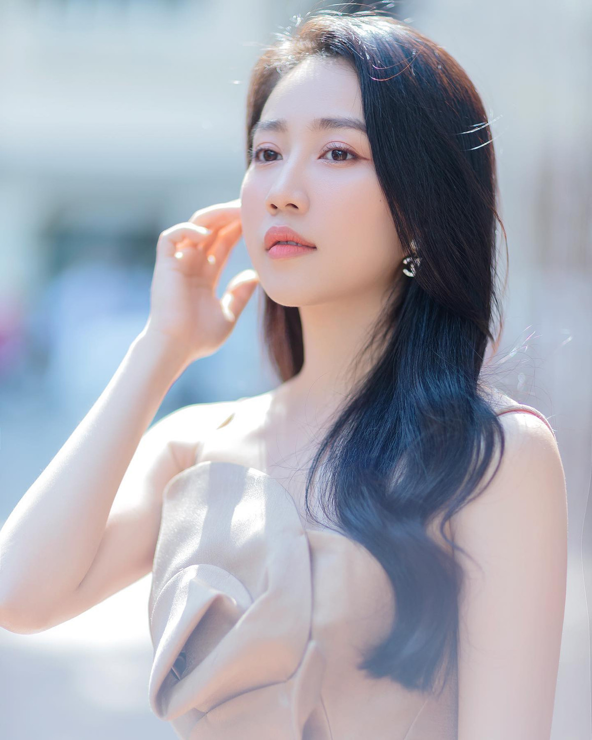 Ở tuổi 26, Huỳnh Hồng Loan còn sở hữu xế hộp đắt tiền và loạt thành tích trong showbiz cũng như trên đấu trường nhan sắc.