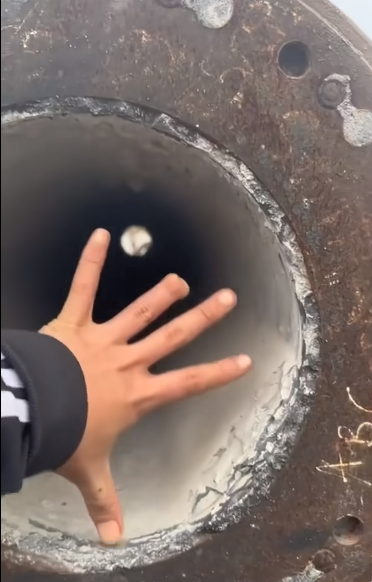 Ngoài ra việc xúi giục trẻ em chui đầu vào trụ bê tông là hành động phản cảm, có thể gây ra tổn thương vùng đầu, hoặc nguy hiểm là mắc kẹt và không thể kéo ra ngoài.