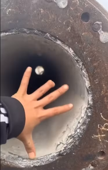 Ngoài ra việc xúi giục trẻ em chui đầu vào trụ bê tông là hành động phản cảm, có thể gây ra tổn thương vùng đầu, hoặc nguy hiểm là mắc kẹt và không thể kéo ra ngoài.