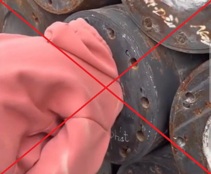 Trong đoạn video đầu tiên, TikToker này đã để cho 3 em bé với cân nặng lần lượt 30kg, 20kg và 14kg chui đầu vào một trụ bê tông có đường kính khoảng 25cm. Kết quả cho thấy cả 3 bé đều có thể chui lọt phần đầu, nhưng không thể lọt toàn bộ cơ thể.