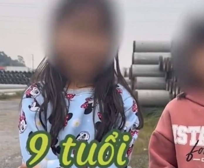 "Ăn theo" vụ tai nạn đau lòng xảy ra với bé H.N tại Đồng Tháp, mới đây một TikToker đã thực hiện video xúi những đứa trẻ chui đầu vào khoảng trống của trụ bê tông để kiểm chứng vụ tai nạn.