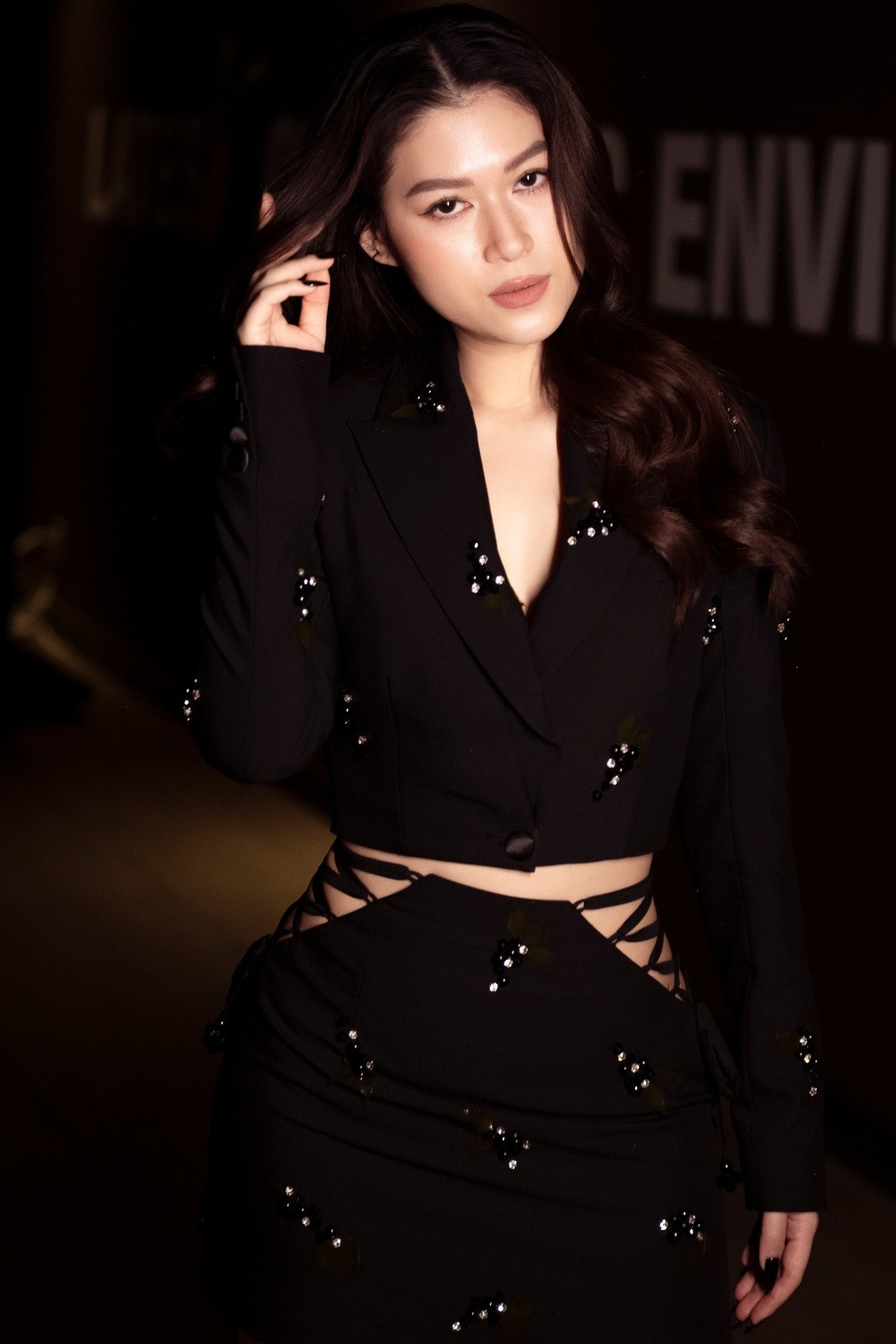 Thực tế cô diện đồ 10 lần thì 9 lần gây tranh cãi. Việc luôn cố gắng khoác lên mình những chiếc váy hở, phối nhiều phụ kiện dẫn đến tổng thể chẳng ăn nhập gì với nhau.