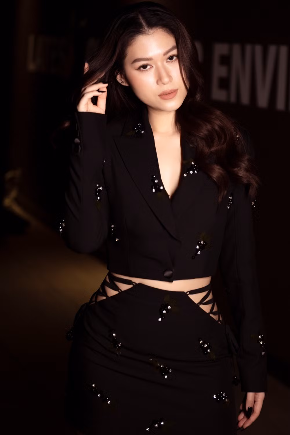 Thực tế cô diện đồ 10 lần thì 9 lần gây tranh cãi. Việc luôn cố gắng khoác lên mình những chiếc váy hở, phối nhiều phụ kiện dẫn đến tổng thể chẳng ăn nhập gì với nhau.