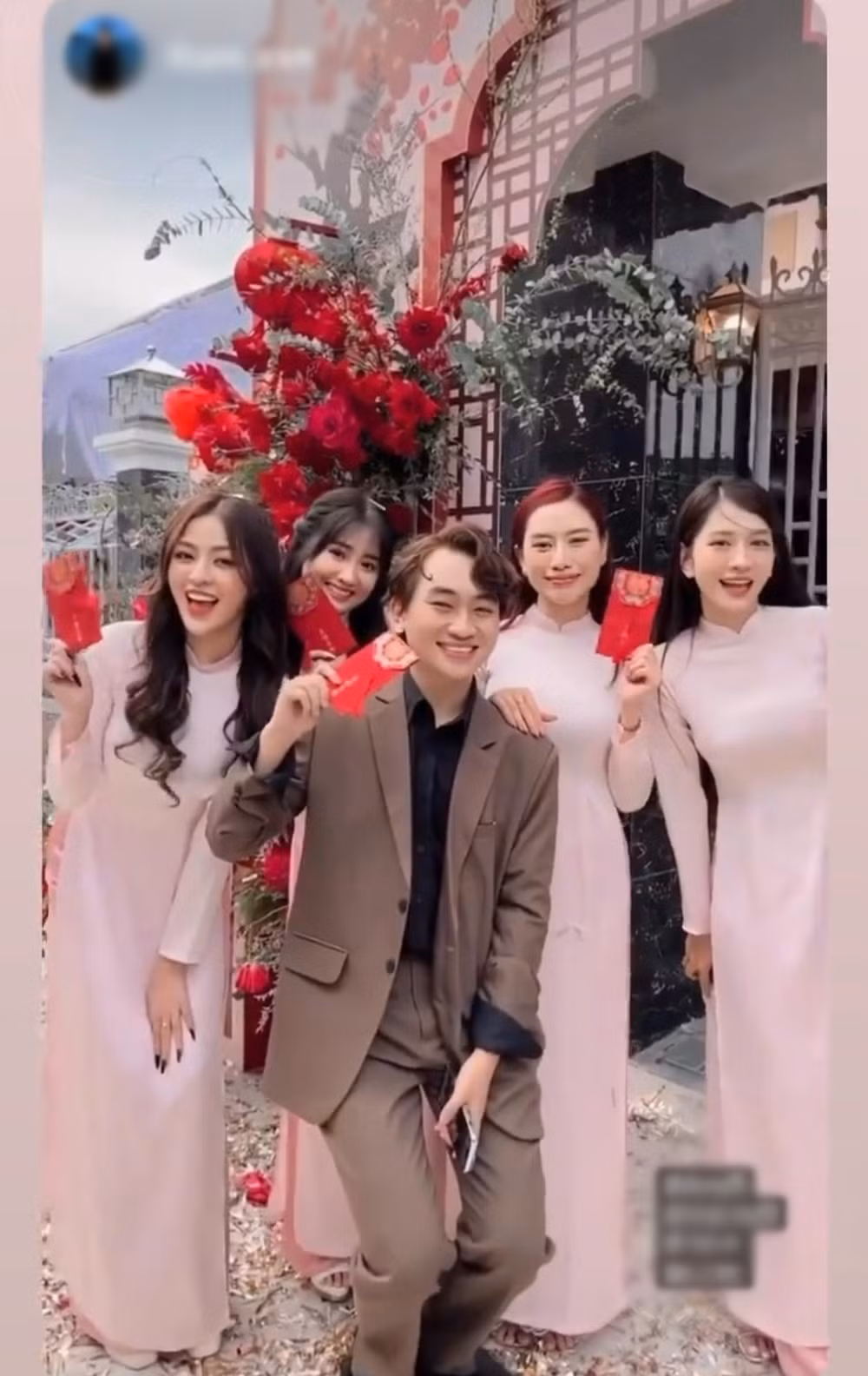 Bên cạnh đó, nhiều gương mặt đình đám khác như Mỹ Nhân, Trang Lê, Vũ Thị Khánh Huyền... cũng đều xuất hiện trong đám cưới tại Quảng Ninh chung vui cùng nữ TikToker Khánh Huyền và chú rể Duy Nhỏ.