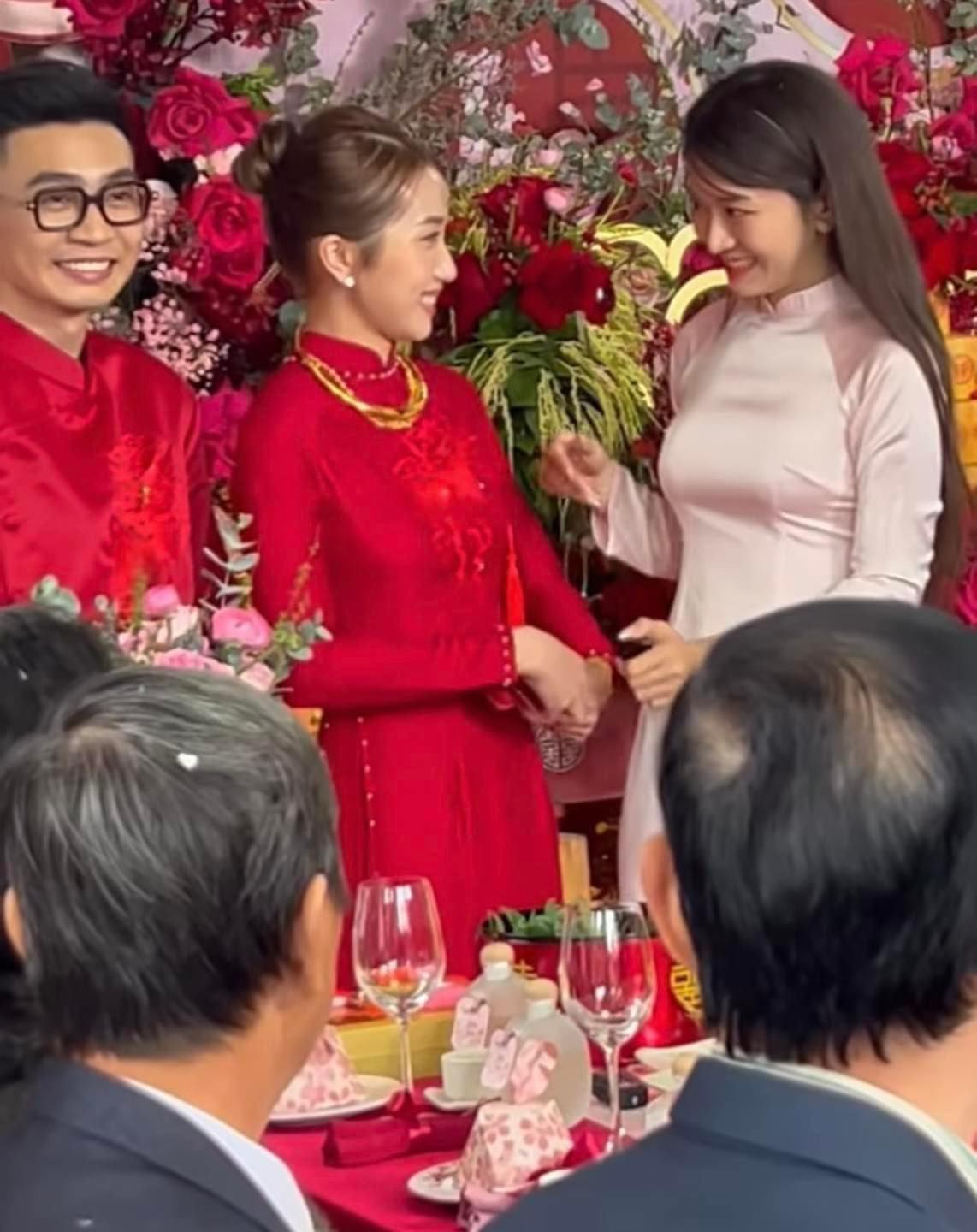 Khác với phong cách quyến rũ thường ngày, cả 2 người đẹp khi diện lên chiếc áo dài lại trở nên dịu dàng và nền nã.