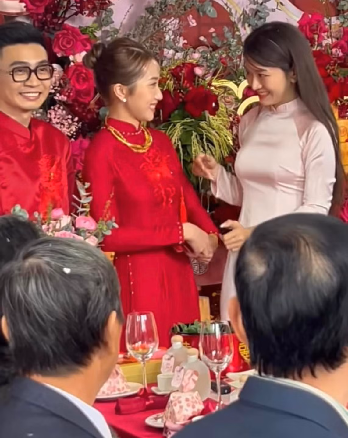 Khác với phong cách quyến rũ thường ngày, cả 2 người đẹp khi diện lên chiếc áo dài lại trở nên dịu dàng và nền nã.