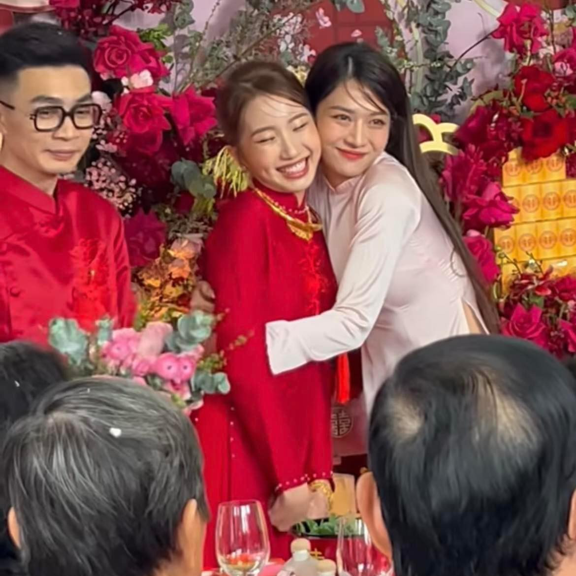 Trần Thanh Tâm và Lê Bống được khen vì diện áo dài nền nã trong đám cưới của TikToker Khánh Huyền.