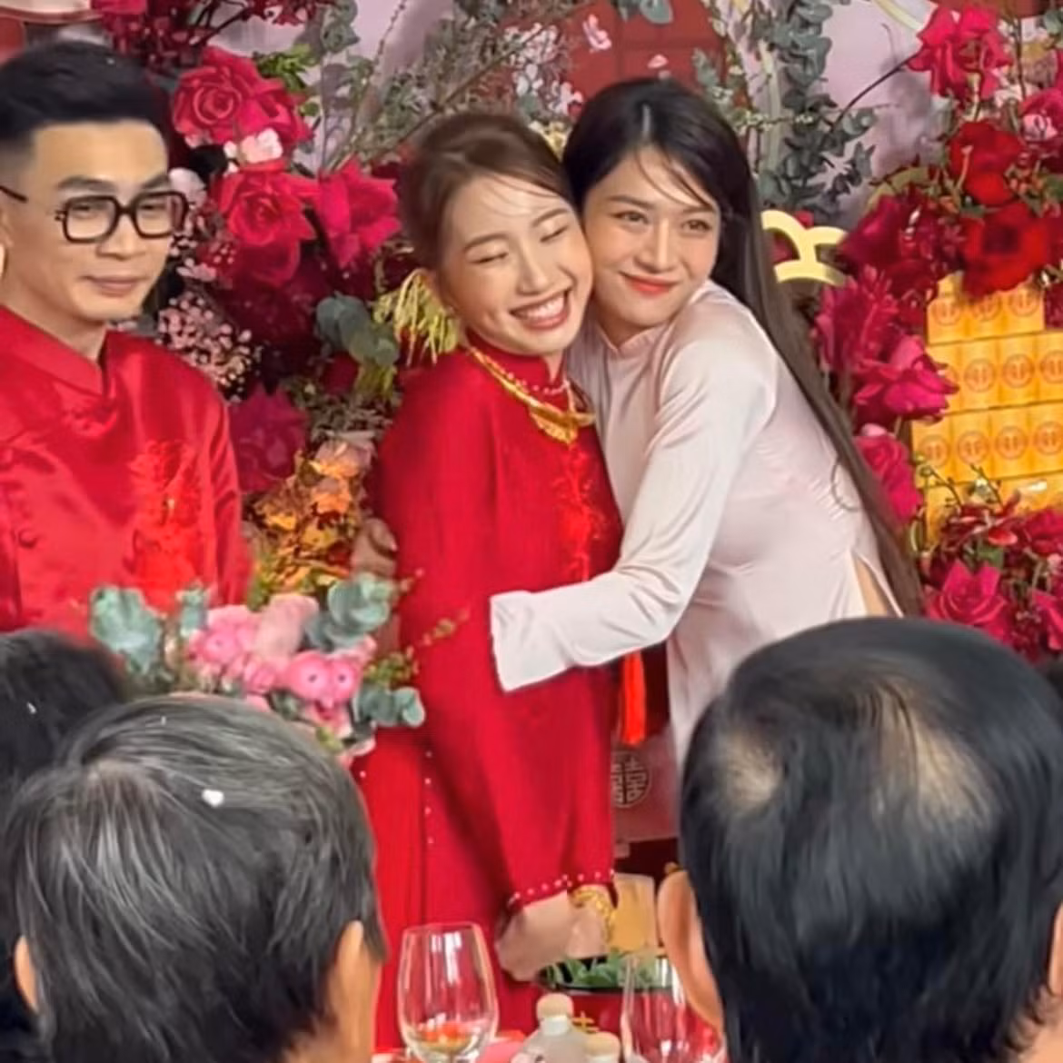 Trần Thanh Tâm và Lê Bống được khen vì diện áo dài nền nã trong đám cưới của TikToker Khánh Huyền.