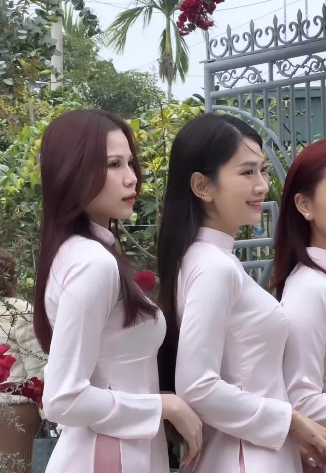 Sau khi hình ảnh lễ cưới ở Đồng Tháp (quê chú rể) được chia sẻ, cả hai tiếp tục tổ chức hôn lễ tại quê của Lê Thị Khánh Huyền ở Quảng Ninh.