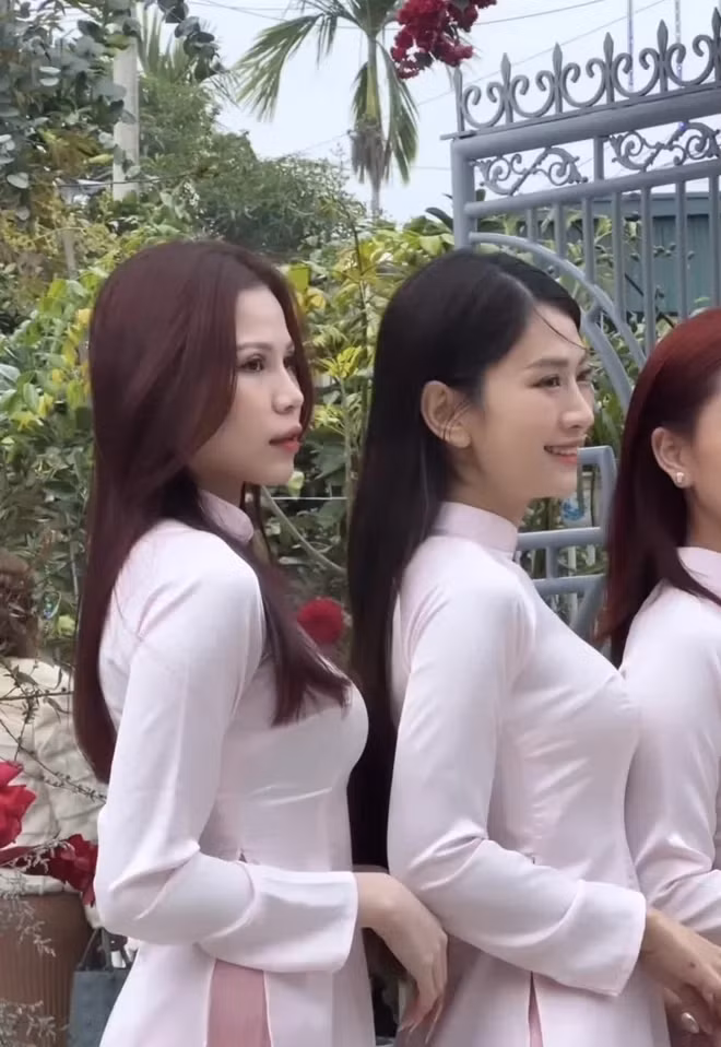 Sau khi hình ảnh lễ cưới ở Đồng Tháp (quê chú rể) được chia sẻ, cả hai tiếp tục tổ chức hôn lễ tại quê của Lê Thị Khánh Huyền ở Quảng Ninh.