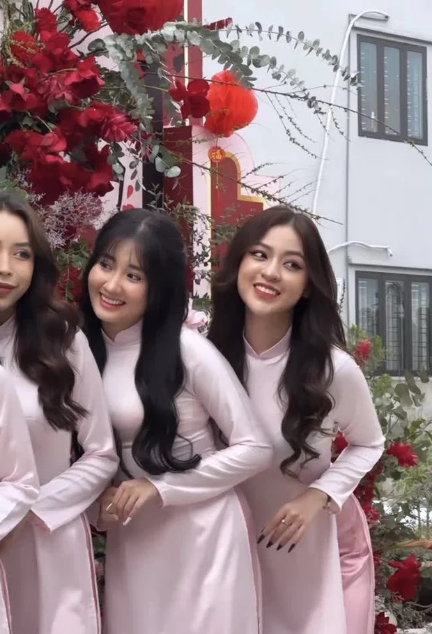 Lần tổ chức đám cưới này của hot girl Khánh Huyền thu hút dàn phù dâu đều là những hot TikToker đình đám khiến netizen chú ý.