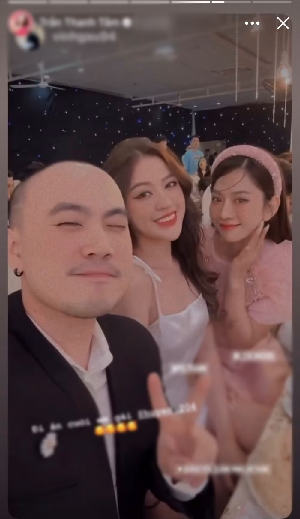 Mặc dù cùng diện áo dài nhẹ nhàng, cách trang điểm cũng gần tương tự nhưng dàn phù dâu toàn TikToker này đều tỏa sáng theo một cách riêng.