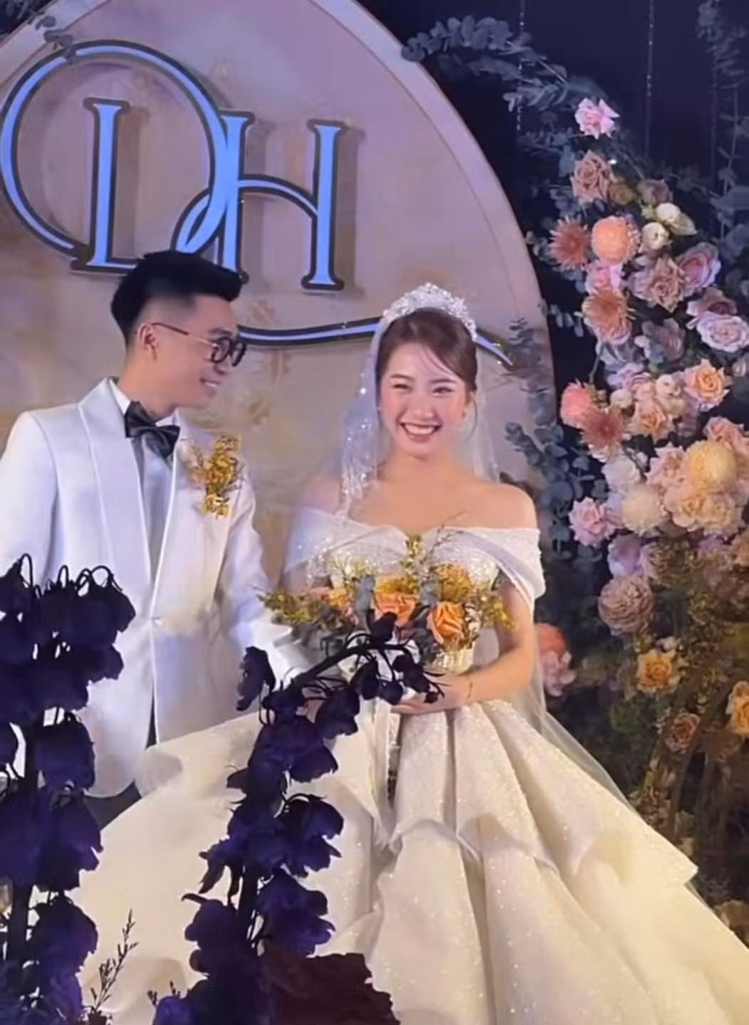 Qua góc máy của bạn bè, Khánh Huyền vô cùng tươi tắn, rạng rỡ và hạnh phúc khi chính thức về chung nhà với thiếu gia Đồng Tháp.