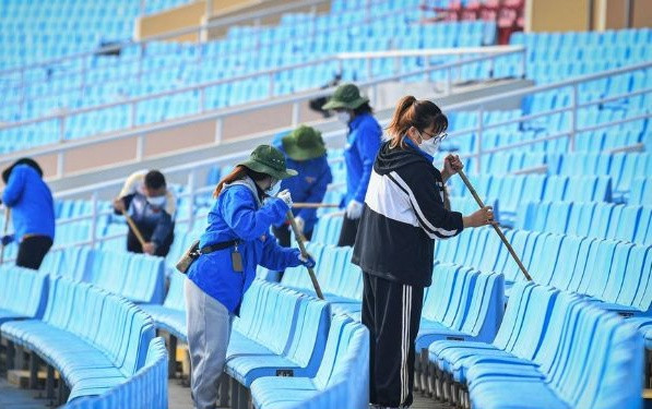 Hơn 100 sinh viên đã được tập hợp để đến dọn SVĐ Mỹ Đình.