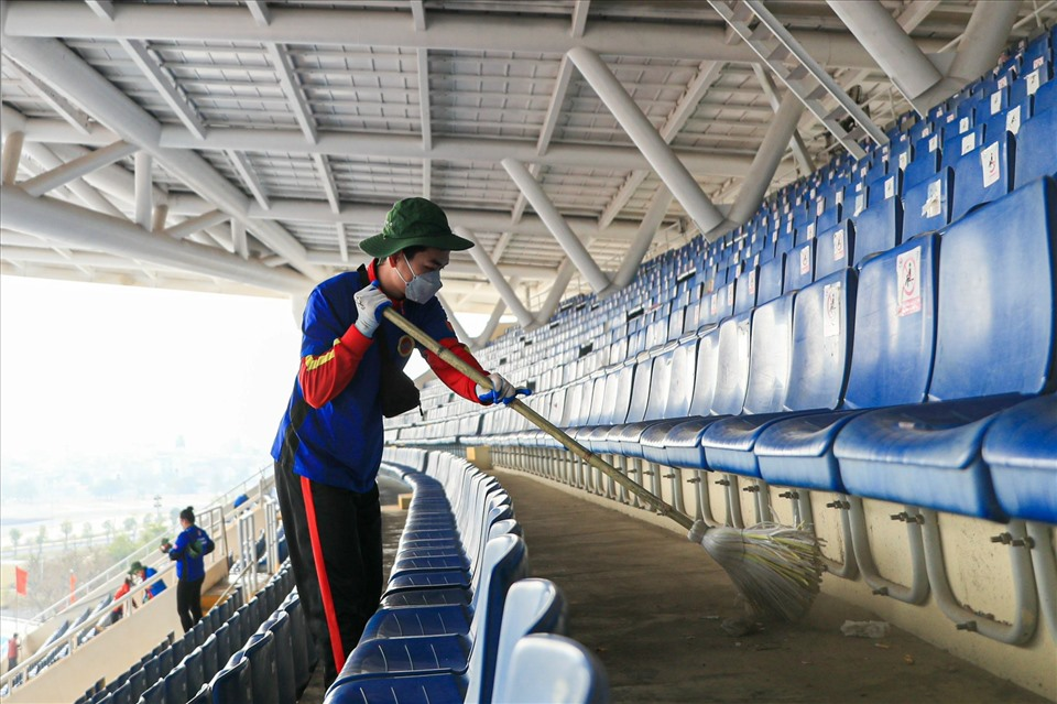 Các sinh viên sẽ được chia thành rất nhiều nhóm nhỏ khác nhau, mỗi người được trang bị chổi, cuốc, cây lau nhà,... để tiến hành công tác hỗ trợ làm vệ sinh sạch sẽ cho sân Mỹ Đình.