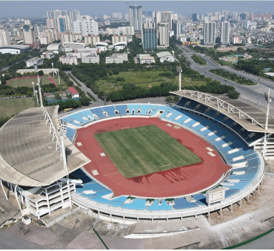 VĐ Mỹ Đình bị phản ánh đang có tình trạng xuống cấp trầm trọng, cỏ thì úa vàng, các khu vực khán đài thì vệ sinh không sạch sẽ bị chê là rất bẩn.