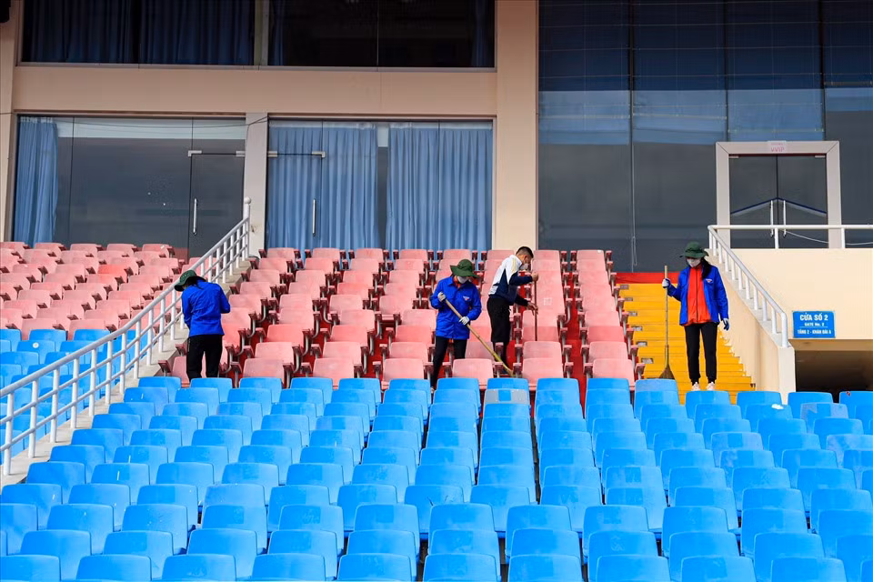 Được biết, trước trận Bán kết AFF Cup 2022 vì sân vận động Mỹ Đình bị phản ánh quá xuống cấp nên lực lượng Đoàn thanh niên, sinh viên trường Đại học Thể dục thể thao Bắc Ninh được điều động tổ chức hoạt động tình nguyện, hỗ trợ làm vệ sinh cho sân Mỹ Đình.
