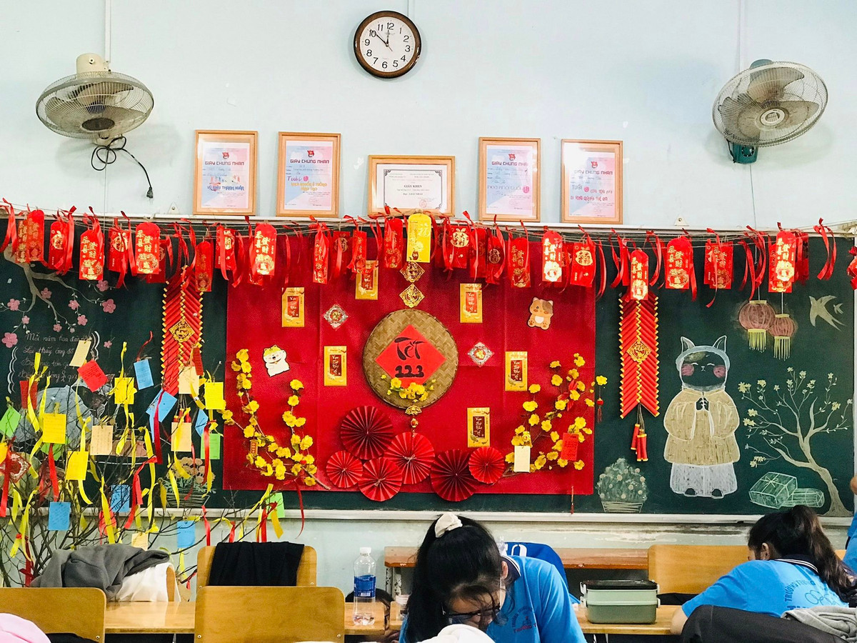  Tết đang đến gần và nơi nơi trở nên háo hức và phấn khởi. Trong khi đường phố ngày càng nhiều đèn hoa được chăng khắp nơi thì tại các trường học không khí cũng trở nên tràn ngập hơi thở của Tết.