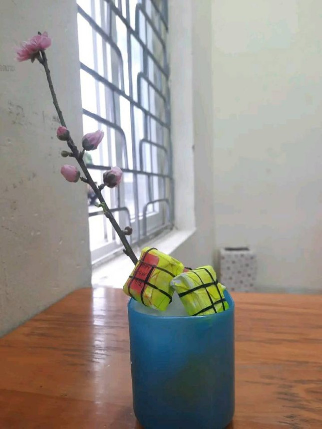 Một cành đào nhỏ phiên bản mini cũng đủ làm nên không khí Xuân về tại một góc bàn học.