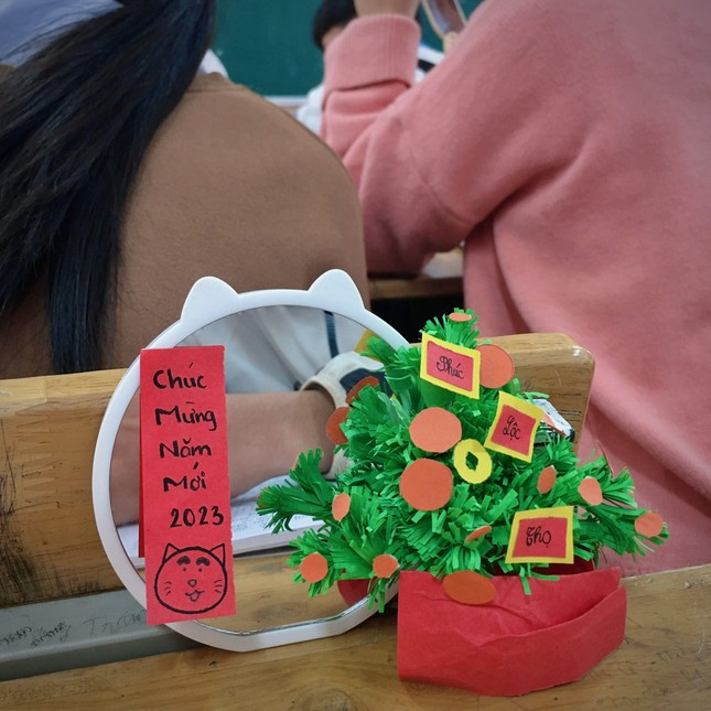Nếu Giáng sinh năm nay có cây thông giấy mini, thì Tết này lớp học có bánh chưng, bánh ít giấy để trang trí.
