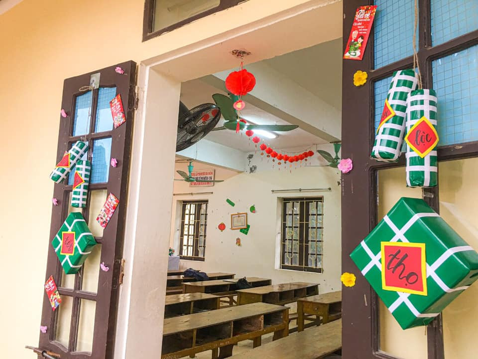 Nhiều đồ vật trang trí Tết như câu đối, bánh chưng mô hình giấy được các cô cậu học trò đầu tư, tạo nên không khí mùa xuân như đến gần lắm rồi.