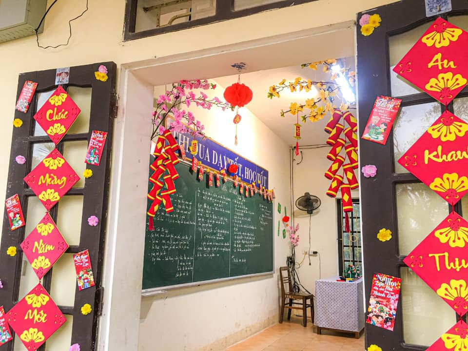 Góc gần cửa ra vào luôn được lựa chọn để trang trí lớp học hoành tráng và bắt mắt nhất.