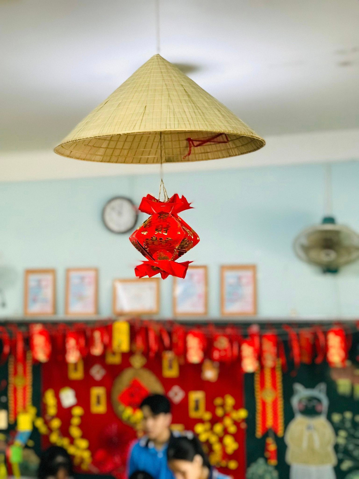 Hội Gen Z "chơi lớn" không thiếu một "đặc sản" nào của Tết, từ hoa mai vàng đến câu đối đỏ.