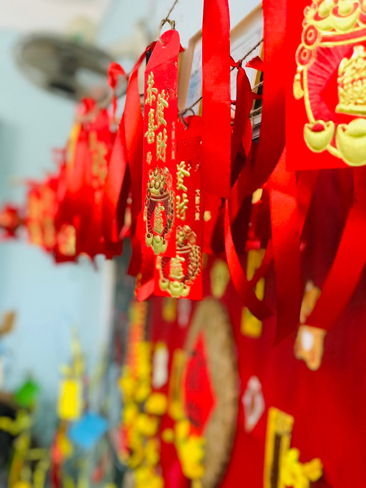 Với sự góp sức của cả tập thể, cộng thêm sự khéo tay và óc sáng tạo, rất nhiều lớp học trở nên lung linh và đẹp mắt khiến bất cứ ai bước vào cũng cảm thấy bồi hồi không khí xuân.