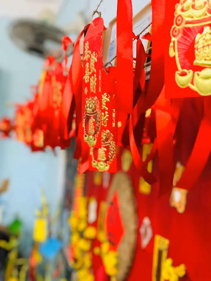 Với sự góp sức của cả tập thể, cộng thêm sự khéo tay và óc sáng tạo, rất nhiều lớp học trở nên lung linh và đẹp mắt khiến bất cứ ai bước vào cũng cảm thấy bồi hồi không khí xuân.