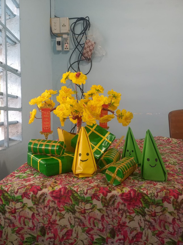 Những sản phẩm 100% handmade của học trò tuy đơn giản, nhưng không kém phần bắt mắt, đáng yêu, lại vừa đúng chuẩn không khí Tết thu hút sự quan tâm của cư dân mạng. Ảnh: Group Trường Người Ta