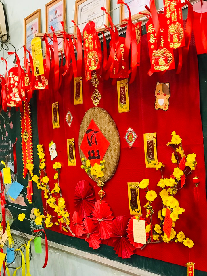 Trên group lớn của hội học trò xuất hiện nhiều hình ảnh lớp học được trang trí Tết rất xinh đẹp, nhẹ nhàng và đặc biệt đây là thành quả của chính các bạn học sinh.