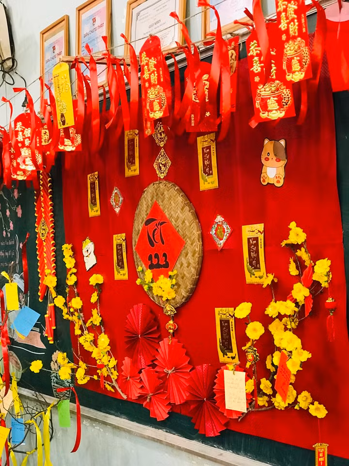 Trên group lớn của hội học trò xuất hiện nhiều hình ảnh lớp học được trang trí Tết rất xinh đẹp, nhẹ nhàng và đặc biệt đây là thành quả của chính các bạn học sinh.