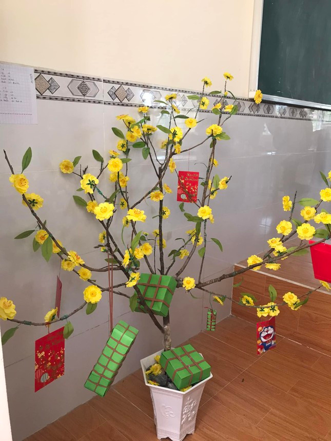 Góc gần cửa ra vào cạnh bục giảng là "khu vực vàng" luôn được lựa chọn để teen đặt cây đào, cây mai đón Tết.