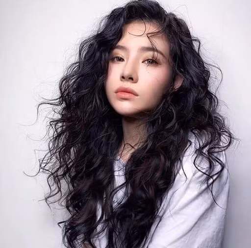  Làm tóc kiểu xoăn hippie hiện đang là trào lưu của nhiều chị em, đây được xem là xu hướng thời trang tóc đình đám năm nay. Bởi lẽ, mái tóc xù mì này phù hợp với mọi phong cách mà các cô gái hướng đến, từ hiện đại hay cá tính chúng đều có thể "cân" đẹp.