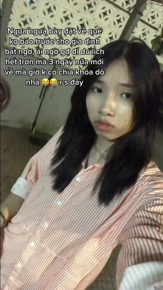 Thế nhưng người ngã ngửa lại là cô bởi khi trở về cô thấy nhà im lìm, thì ra bố mẹ đã đi du lịch suốt 3 ngày 3 đêm. Hết cách, nữ TikToker chỉ có thể vạ vật khắp nơi, không có chỗ ở.
